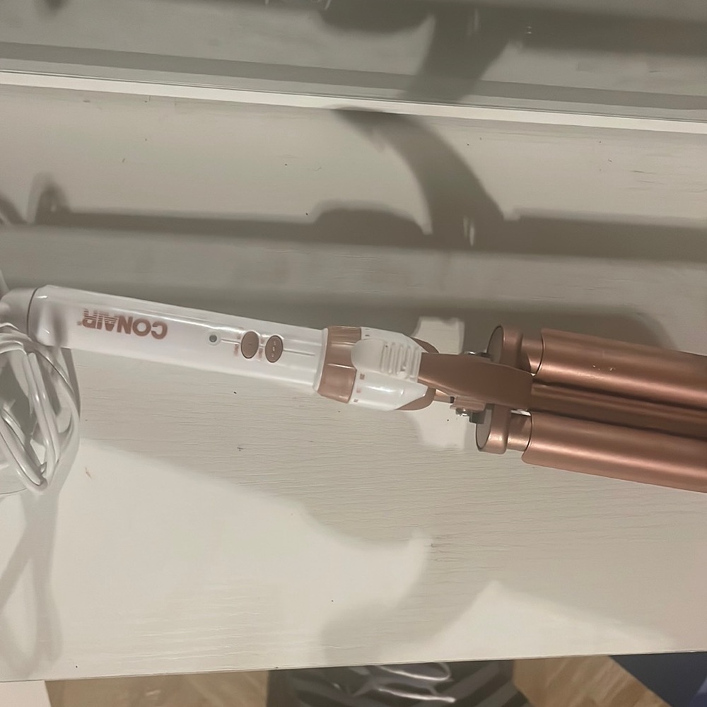 Beach wave curling iron